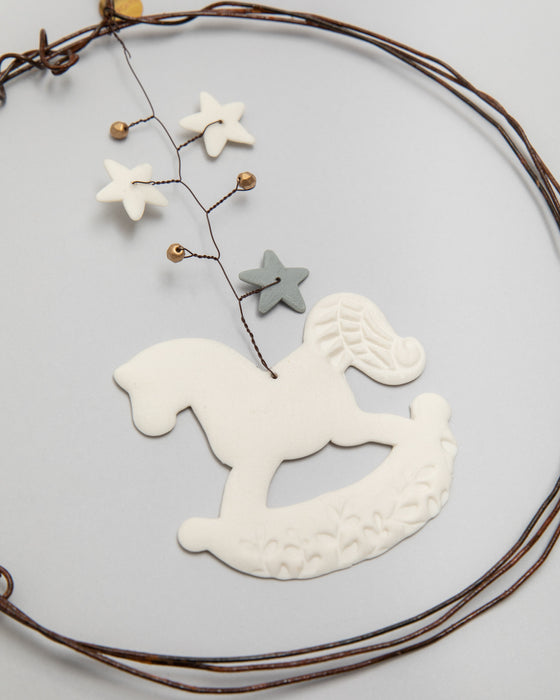 Decorazione in porcellana e ferro "Cerchio" con cavallino a dondolo (L)