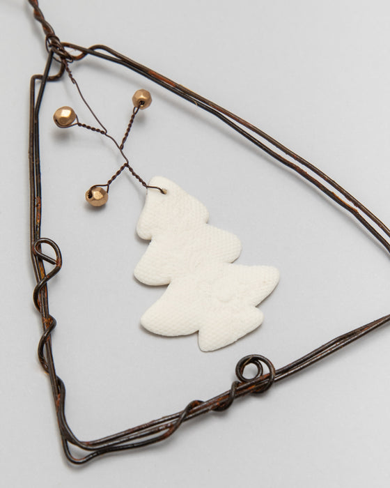 Decorazione in porcellana e ferro "Triangolo" con alberello di Natale (S)