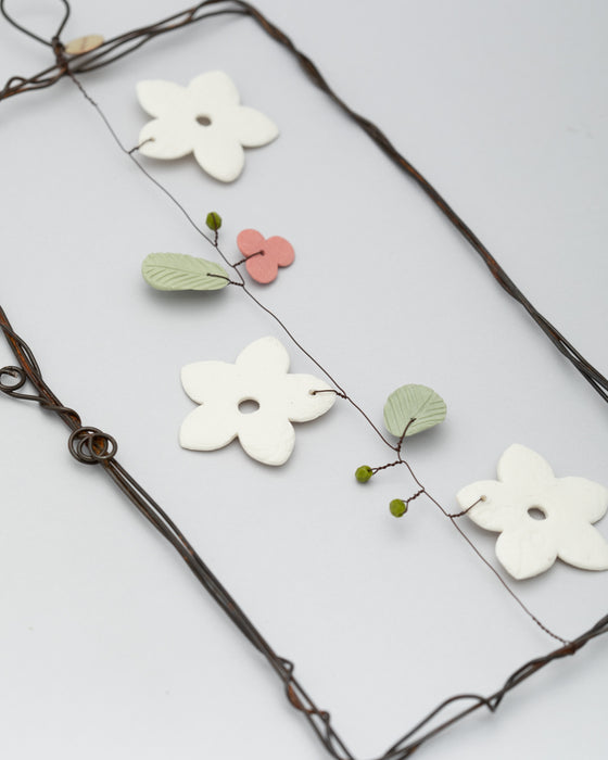 Decorazione in porcellana e ferro "Rettangolo" con tre fiori (L)